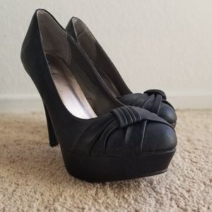Qupid Black Closed-Toed Heels size 8.5